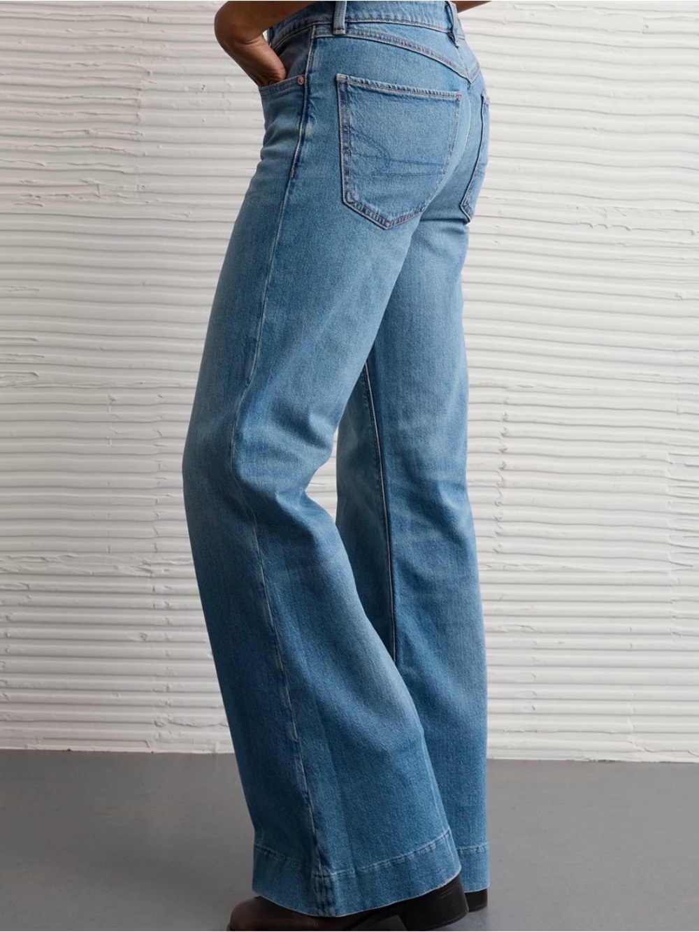 Women’s American Eagle High-Waisted Flare Jeans - Picture 2 of 7